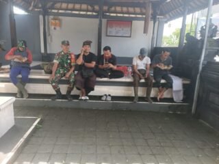 Babinsa Abuan Aktif Komsos dan Pantau Wilayah, Wujudkan Lingkungan Aman dan Kondusif di Banjar Serokadan