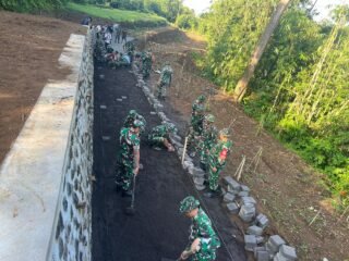 Karya Bhakti Jajaran Korem 163/Wira Satya Dukung Pelestarian Adat dan Pembangunan Infrastruktur Desa Kayubihi