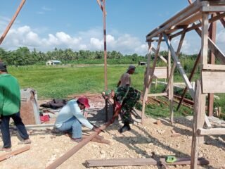 Lewat karya bakti, Babinsa Koramil 1512-01/Weda Dengan Warga Memupuk Jiwa Gotong Royong