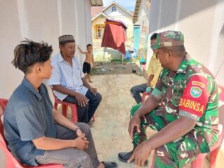 Hangat dan Akrab, Babinsa Koramil 13/Baktiya Jalin Komsos di Huntara Meunasah Alue Ie Puteh