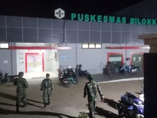 Tingkatkan Keamanan Wilayah, Babinsa Koramil 1420-01/Panca Lautang Gelar Patroli Siskamling di Desa Corawali