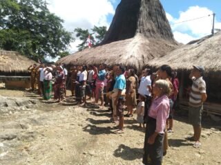 Babinsa Bersama Warga Kibarkan Merah Putih, Tanamkan Semangat Cinta Tanah Air