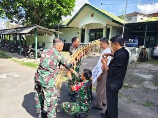 Guyub Rukun, Personel Kodim Klungkung Siapkan Sarana Dan Prasarana Jepang Piodalan Di Pura Satya Mahottama