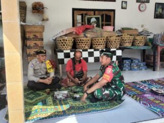 Tunjukkan Empati, Babinsa Bunutin Melayat Ayah Kelian Banjar Adat Selati