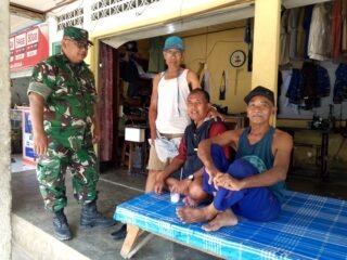 Babinsa Desa Selat Intensifkan Komsos Bersama Warga Bahas Kamtibmas dan Kondisi Wilayah