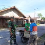 Babinsa Pasie Raya Komsos dengan Pedagang Ikan, Pantau Stabilitas Harga Selama Ramadan