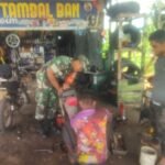 Babinsa Setia Bakti Komsos dengan Mekanik Motor, Dorong Usaha Warga Tetap Produktif di Bulan Ramadan
