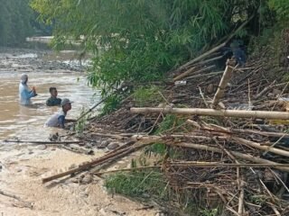 ​Babinsa Koramil 1316-02/Paguyaman Imbau Warga Tingkatkan Kewaspadaan di Musim Penghujan