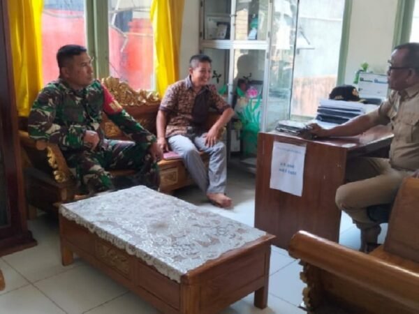 Pererat Sinergitas, Sertu Munaki Laksanakan Komsos Bersama Kades Teluk Batang Selatan