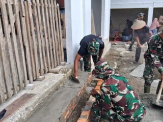 Prajurit dan Warga Satukan Tenaga Percantik Mushalla