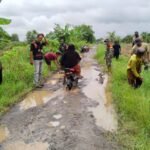 Babinsa dan Masyarakat CLU Bahu-Membahu Benahi Akses Jalan Desa