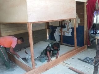 Prajurit TNI Bangun Rumah Warga Kurang Mampu