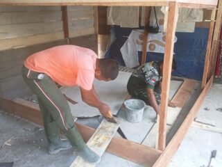 Prajurit dan Warga Bersatu Bangun RTLH di Woyla