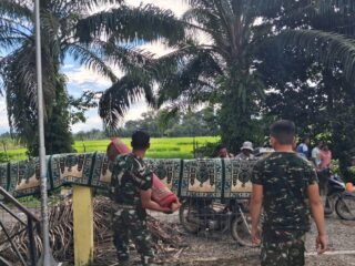 Kebersamaan TNI dan Warga Warnai Pembersihan Masjid di Woyla