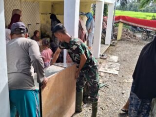 Satgas TMMD dan Warga Bergotong Royong Bersihkan Masjid