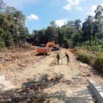 Prajurit TMMD Nagan Raya Tak Surut Hadapi Jalan Berlumpur