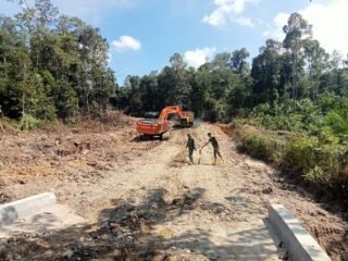 Prajurit TMMD Nagan Raya Tak Surut Hadapi Jalan Berlumpur