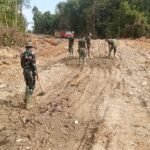 Lumpur Tak Hentikan Semangat Satgas TMMD