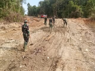 Lumpur Tak Hentikan Semangat Satgas TMMD