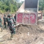 Satgas TMMD Nagan Raya Bantu Truk Amblas di Lokasi Pembuatan Jalan