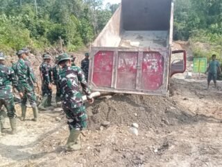 Satgas TMMD Nagan Raya Bantu Truk Amblas di Lokasi Pembuatan Jalan