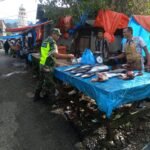 Babinsa Jaya Pantau Harga Ikan dan Ingatkan Kebersihan di Pasar Lamno