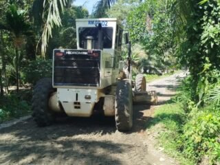 Greder Ratakan Jalan 5,5 Km di Pasi Aceh