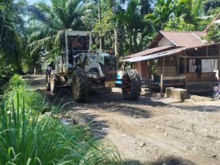 Jalan 5,5 Km Digarap Meski Tanah Becek