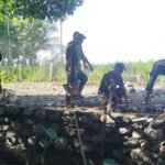 Gotong Royong TNI dan Warga Bangun Talut Jalan TMMD