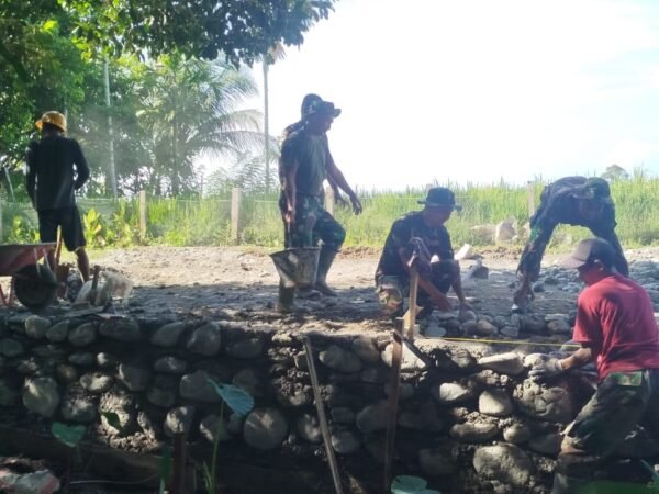 Gotong Royong TNI dan Warga Bangun Talut Jalan TMMD