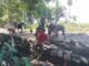 Satgas TMMD dan Warga Susun Batu Sungai Jadi Benteng Jalan