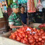 Babinsa Koramil 01/Jaya Turun ke Pasar, Pastikan Ketersediaan Sembako Selama Ramadan