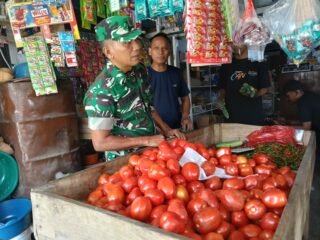 Babinsa Koramil 01/Jaya Turun ke Pasar, Pastikan Ketersediaan Sembako Selama Ramadan