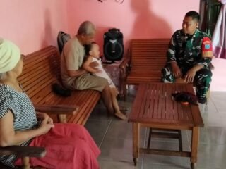 Babinsa Koramil 1203-04/Simpang Hulu Pererat Silaturahmi Melalui Komsos di Desa Sekucing Kualan