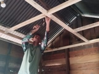 Kebersamaan TNI dan Rakyat Bangun Hunian Baru