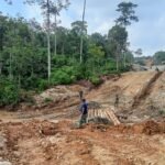 Satgas TMMD Bangun Jembatan Darurat dari Kayu Pilihan