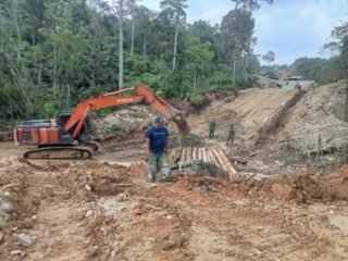 Pengerjaan Drainase dan Jembatan Darurat Perkuat Pembangunan Jalan TMMD