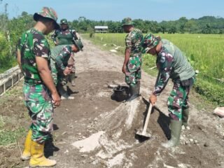 Gotong Royong TNI dan Warga Warnai Pembangunan Talut Jalan di Desa Pasi Aceh