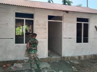 Satgas TMMD dan Warga Lukis Harapan di Dinding Rumah