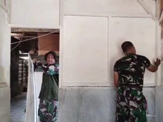 Gotong Royong Satgas TMMD dan Warga Hiasi RTLH dengan Warna Cerah