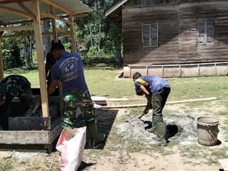 Satgas TMMD 127 Bangun MCK, Wujudkan Lingkungan Bersih di Woyla