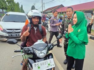 Persit Kodim 1707/Merauke Bagikan Ratusan Takjil kepada Pengendara