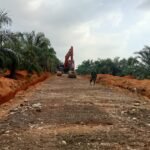 Excavator dan Cangkul Bersatu Bangun Jalan Desa