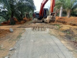 Jalan Desa Ujong Blang–Pante Ara Hampir Rampung, Operator Excavator Ungkap Pengalaman Berharga