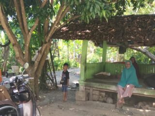 Babinsa Koramil 03/Setia Bakti Perkuat Kedekatan dengan Warga Melalui Komsos di Desa Lhokglumpang