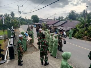 Ratusan Bingkisan Takjil Habis Dibagikan di Depan Makoramil 1003-02/Padang Batung