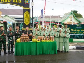 TNI Hadir di Tengah Masyarakat, Kodim 1001/HSU Bagikan Takjil