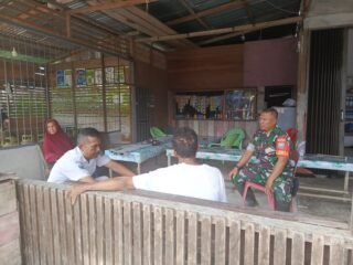 Komsos Babinsa Warnai Kegiatan Cek Kesehatan Lansia di Desa Tuwie Kareung