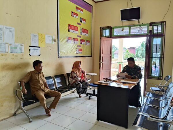 Sinergi di Kantor Desa, Babinsa Koramil 1203-11/Simpang Hilir Kawal Data Bantuan Tunai