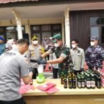 Danramil 0909-01/Sangatta Wakili Dandim 0909/Kutai Timur Hadiri Pemusnahan Barang Bukti Narkoba dan Miras di Polres Kutim